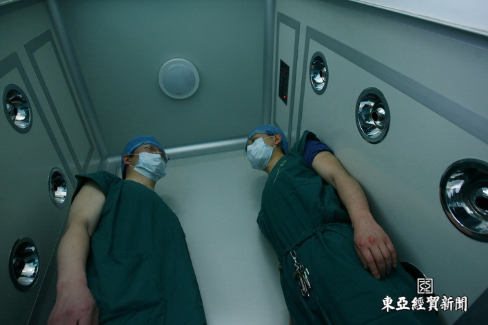 深圳代怀孕医院医生准备进行胚胎移植 深圳代怀孕医院医生准备进行胚胎移植